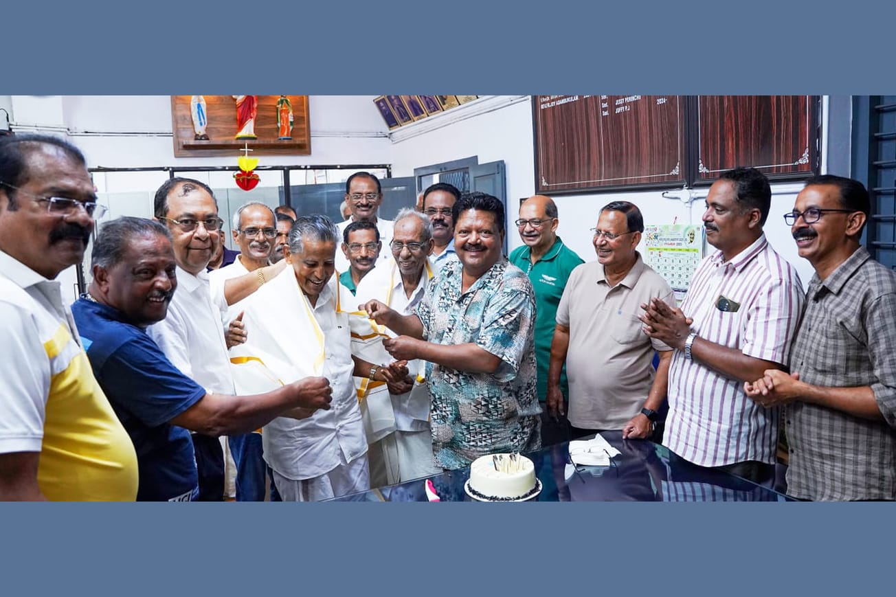 52 വര്‍ഷത്തെ ഓര്‍മകളും സ്‌നേഹാദരങ്ങളുമായി സഹപാഠികള്‍ ഒത്തുകൂടി
